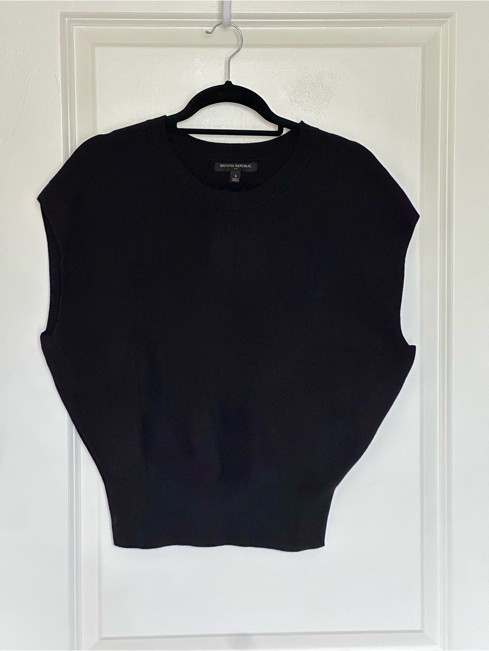 Banana Republic Black Sleeveless Crewneck Knit Top